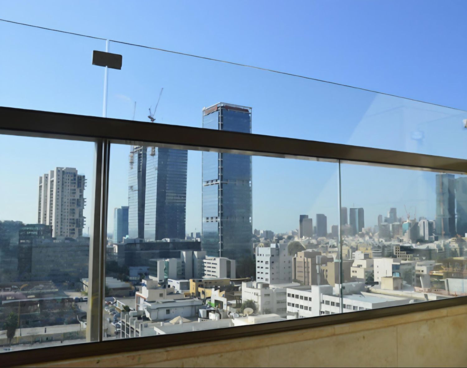 הגבהת מרפסות מעקה זכוכית