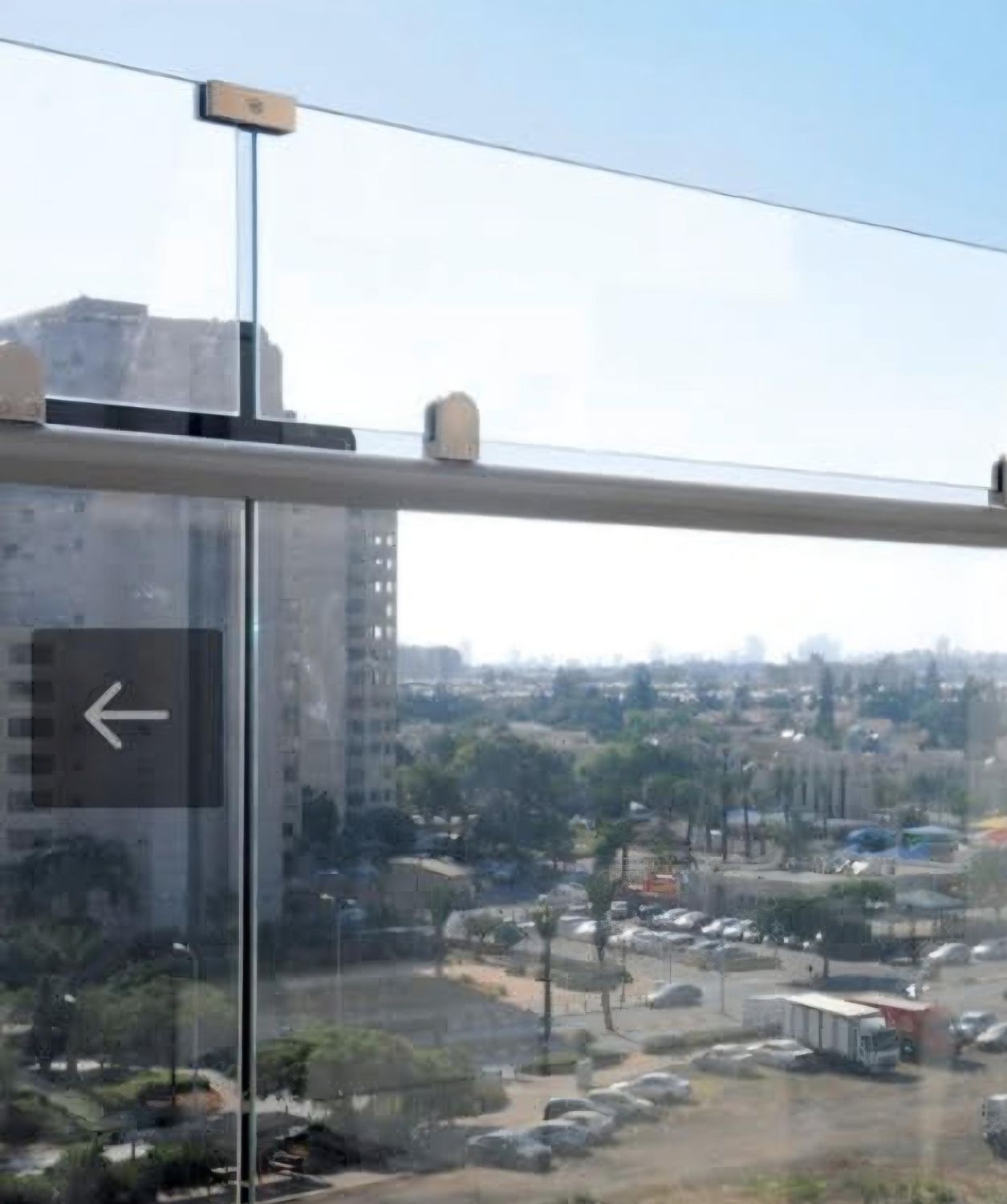 הגבהת מרפסת מעקה זכוכית