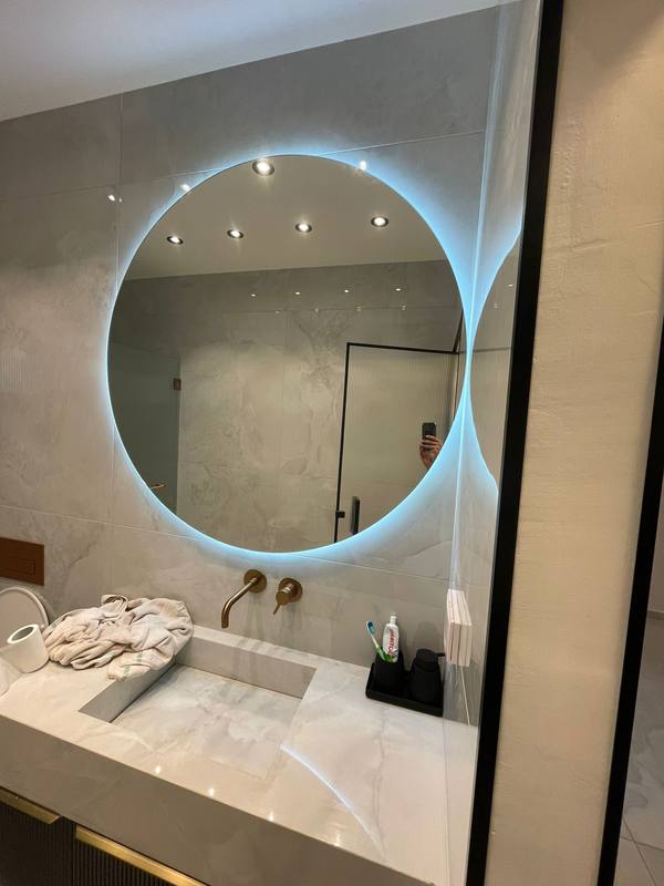 מראה LED בחדר אמבטיה יוקרתי