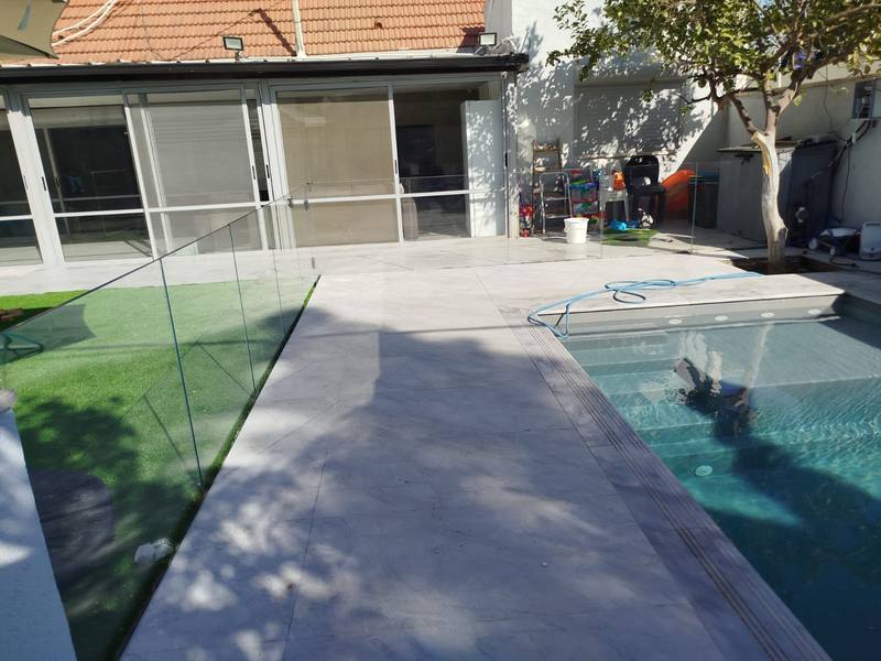 מעקה זכוכית לבריכה