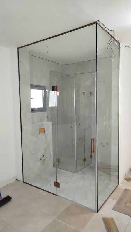 מקלחון זכוכית שקוף גדול