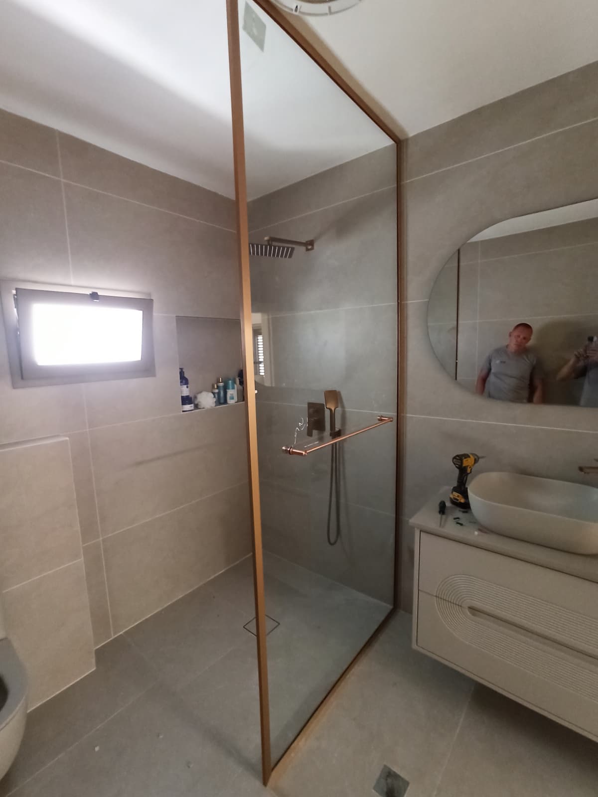 מקלחון דופן ברונזה זווית נוספת – פריים גלס